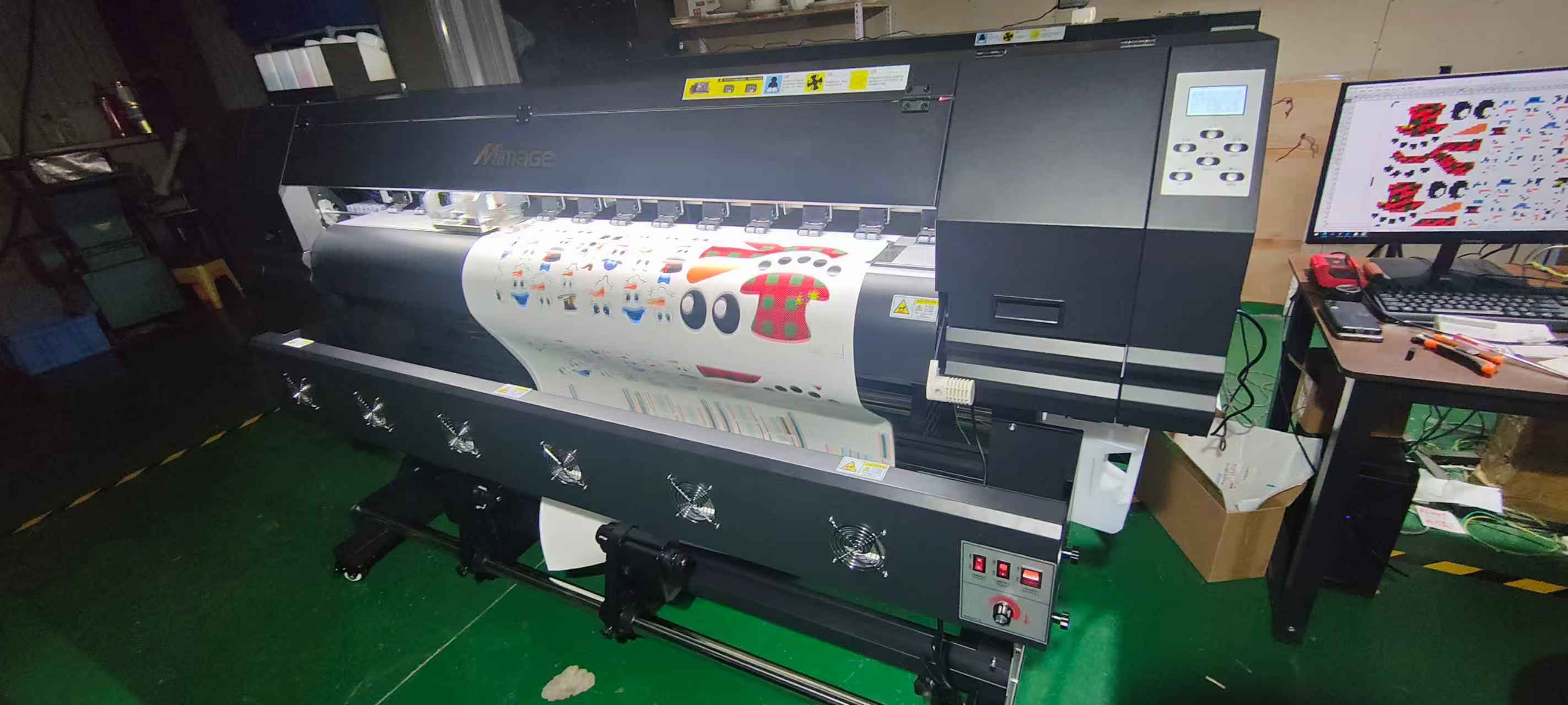 江苏扬州客户1.6米双头3200户外写真机三台+ 9台巡边刻字机 安装调试完成  